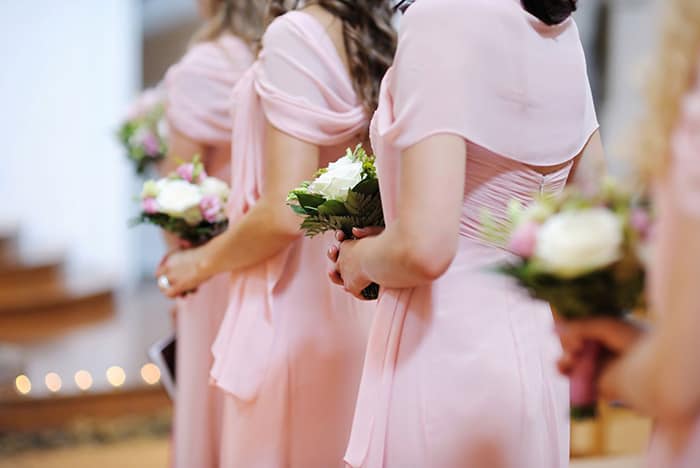 bridesmaids-wearing-pink-shawls-for-wedding