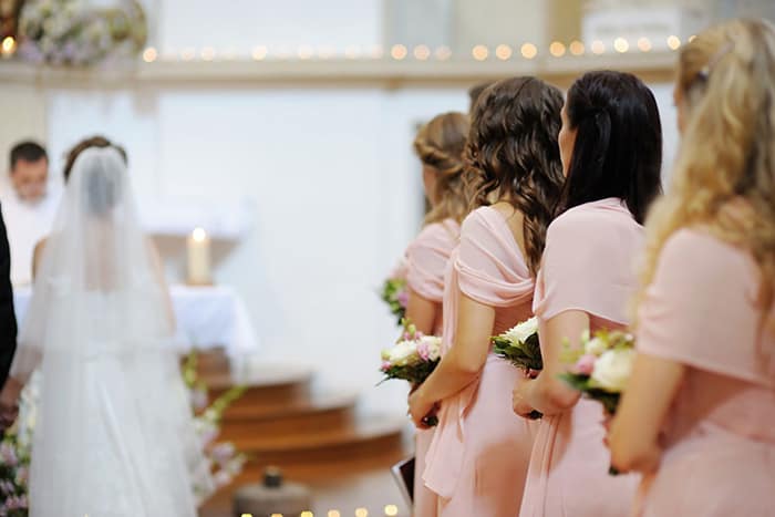 bridesmaids-wearing-pink-shawls